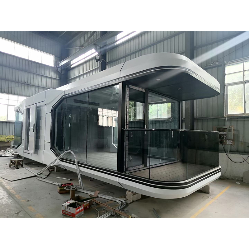 How does a mobile home achieve efficient self-sufficiency in its energy supply system?